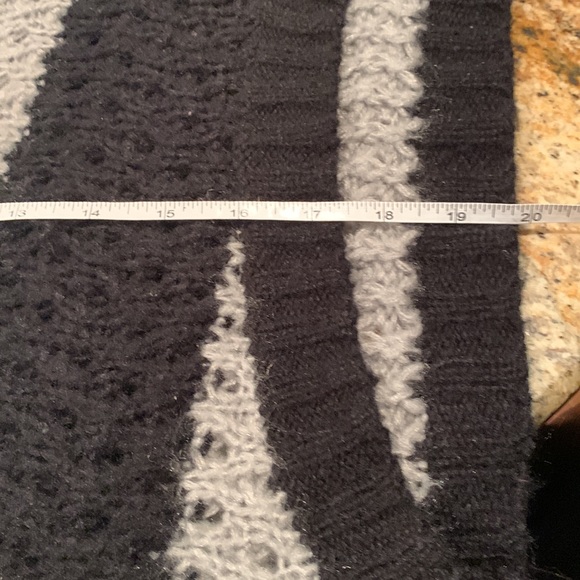 Black & Grey cropped sweater - Picture 7 of 8